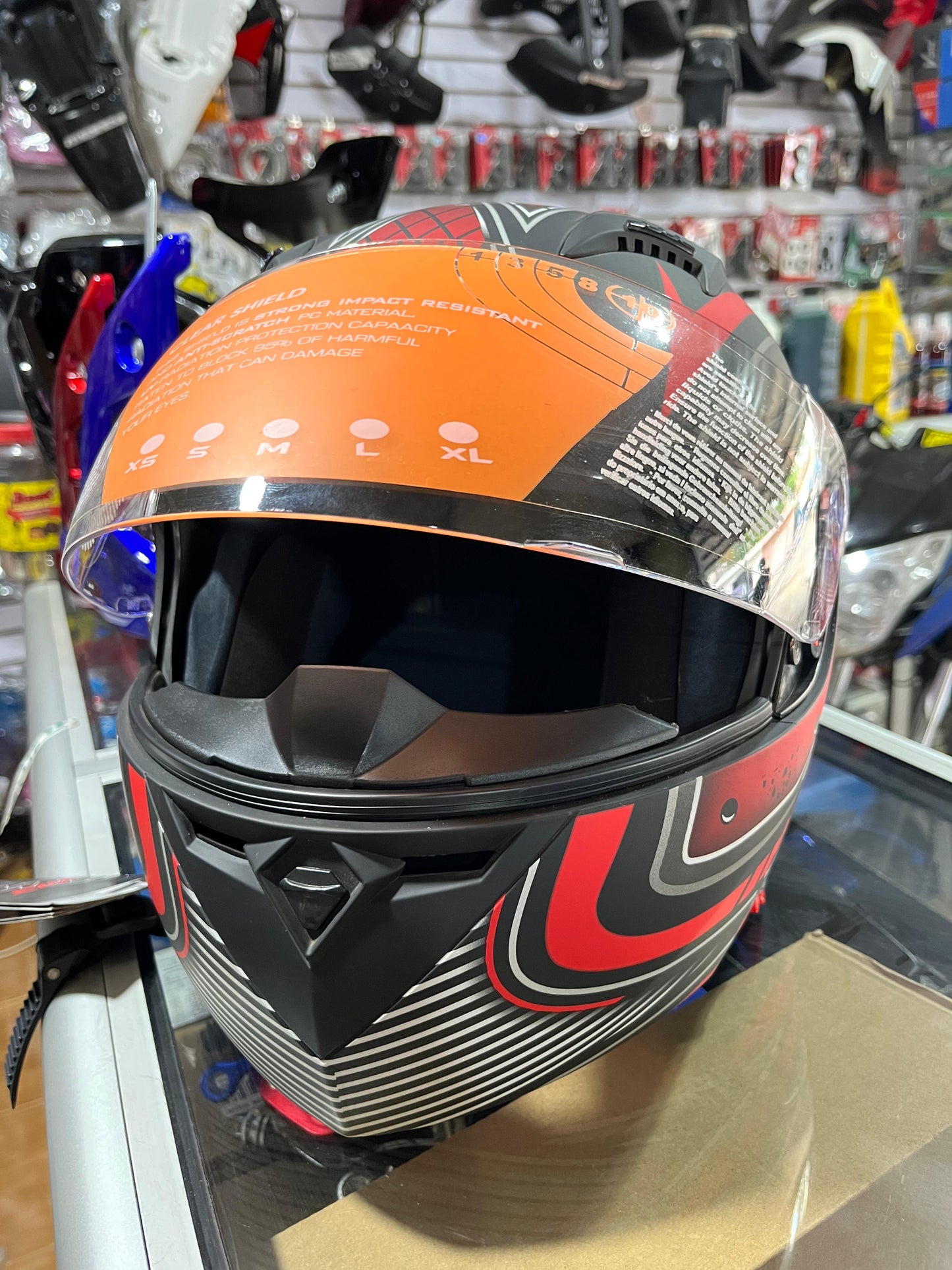 Casco deportivo (rojo con negro)